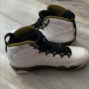 NIKE AIR JORDAN 9 WHITE/BLACK-MILITIA GREEN